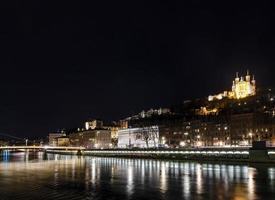 centro histórico da cidade de Lyon e vista lateral do rio Rhône à noite na França foto