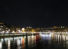 centro histórico da cidade de Lyon e vista lateral do rio Rhône à noite na França foto