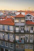 pôr do sol dentro a ruas do porto, Portugal. foto