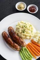 linguiça alemã com purê de batata e refeição simples de vegetais