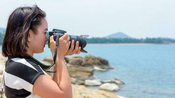 jovem mulher fotografia perto a mar foto