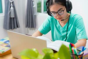 ásia mulher sério lendo uma livro Aprendendo conectados foto