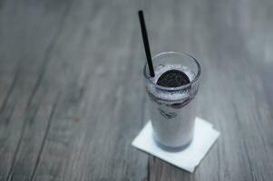 chocolate milkshake com chocolate peças e bolo em principal, cafeteria fundo atmosfera foto