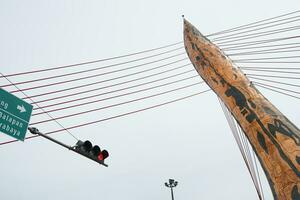 Keris monumento típica do só cidade, só cidade ponte monumento Visão abaixo do céu foto