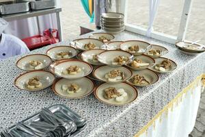 Lontong satay é servido às tradicional eventos Como a a Principal prato. indonésio especial Comida foto