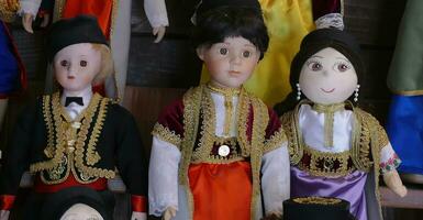 bonecas vestindo tradicional fantasias foto