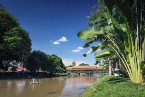 rio no centro de siem colhe a área turística da cidade velha no camboja perto de angkor wat foto