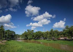 rio no centro de siem colhe a área turística da cidade velha no camboja perto de angkor wat foto