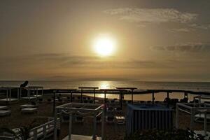 pitoresco oceano panorama com a configuração Sol dentro uma tropical país durante verão feriados foto