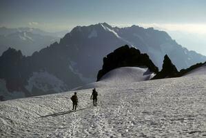 alpinistas descendente a partir de sahale pico foto