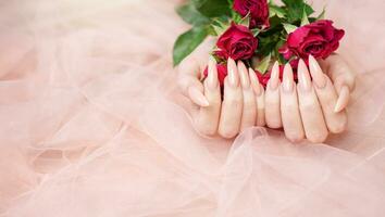 elegante pastel Rosa natural manicure. foto