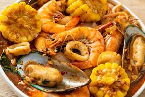 churrasco de frutos do mar picantes - camarões, sqiud, mexilhão foto