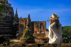 turista artista é desenhando a histórico ruína às wat phra si Sanphet têmpora, ayutthaya, tailândia, para guardando memória e turismo período de férias conceito foto