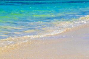 ondas na praia tropical mar do caribe água turquesa clara méxico. foto