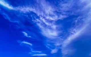 céu azul com chemtrails químicos nuvens cumulus ondas escalares céu. foto