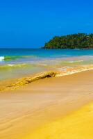 lindo paraíso tropical de praia ondas Palmeiras mirissa de praia sri lanka. foto