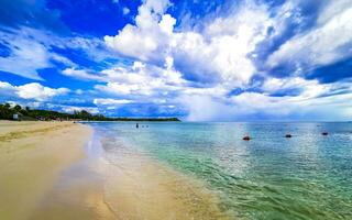 praia tropical do caribe água turquesa clara playa del carmen méxico. foto