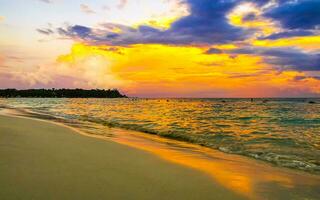 impressionante pôr do sol às tropical caribe de praia playa del carmen México. foto