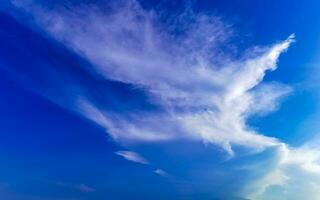 céu azul com chemtrails químicos nuvens cumulus ondas escalares céu. foto