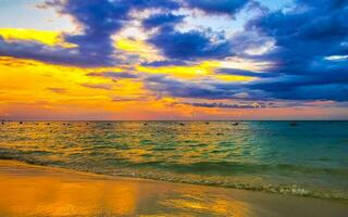 impressionante pôr do sol às tropical caribe de praia playa del carmen México. foto