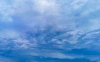 céu azul com chemtrails químicos nuvens cumulus ondas escalares céu. foto