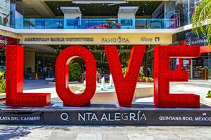 playa del carmen quintana roo México 2021 vermelho amor letras placa símbolo dentro playa del carmen México. foto