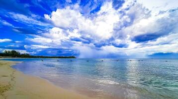 praia tropical do caribe água turquesa clara playa del carmen méxico. foto