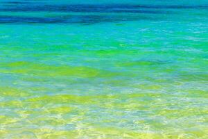 ondas na praia tropical mar do caribe água turquesa clara méxico. foto