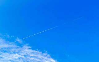 céu azul com chemtrails químicos nuvens cumulus ondas escalares céu. foto