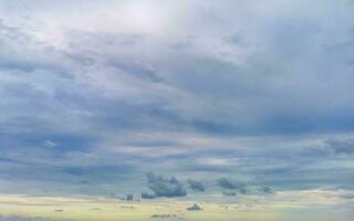 céu azul com chemtrails químicos nuvens cumulus ondas escalares céu. foto