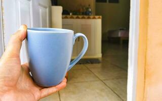 azul café copo dentro uma mexicano apartamento. foto