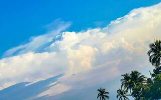 céu azul com lindas nuvens em um dia ensolarado no México. foto