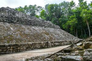 coba Maya ruínas pirâmides e bola jogos tropical selva México. foto