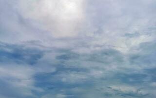 céu azul com chemtrails químicos nuvens cumulus ondas escalares céu. foto