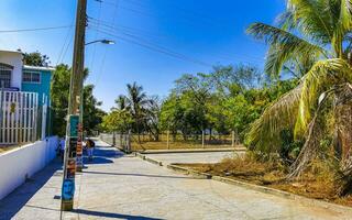 porto escondido Oaxaca México 2023 típica lindo colorida turista rua calçada cidade porto escondido México. foto