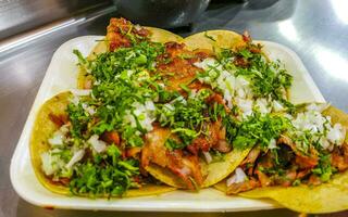 mexicano tacos com Lima quente molho abacaxi e cebolas México. foto