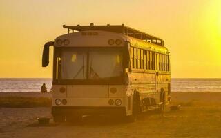 campista ônibus carro às pôr do sol dentro porto escondido Oaxaca México. foto