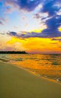 impressionante pôr do sol às tropical caribe de praia playa del carmen México. foto