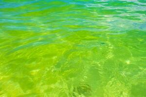 ondas na praia tropical mar do caribe água turquesa clara méxico. foto