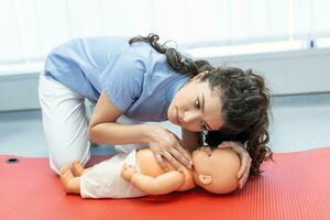 cpr praticante examinando via aérea passagens em infantil fictício. modelo manequim lays em mesa e dois médicos prática primeiro ajuda. foto