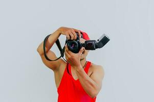 indonésio masculino fotógrafo vestindo uma camisola interioa camiseta e vermelho chapéu isolado em uma branco fundo. foto