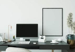 uma sala de trabalho com um computador colocado sobre a mesa foto