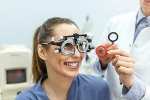 oftalmologista examinando mulher com estrutura de teste de optometrista. paciente do sexo feminino para verificar a visão na clínica oftalmológica foto