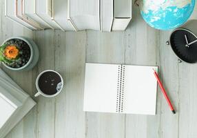 uma sala de trabalho com um caderno de canetas e relógios foto