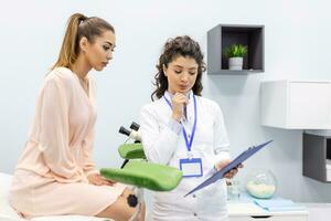 tratamento do cervical doença. fêmea ginecologista irreconhecível mulher paciente dentro ginecológico cadeira durante ginecológico Verifica acima. ginecologista examina uma mulher. diagnóstico, médico serviço. foto