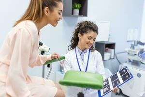 tratamento do cervical doença. fêmea ginecologista irreconhecível mulher paciente dentro ginecológico cadeira durante ginecológico Verifica acima. ginecologista examina uma mulher. diagnóstico, médico serviço. foto