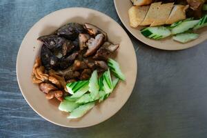 phuket tradicional Comida é chamado lobo em prato com fatiado pepino. foto