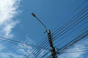 conduziu rua luz com uma nublado azul céu foto