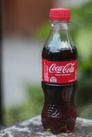 magelang, Indonésia.10-27-2023.garrafas do carbonatado suave beber coca Cola com borrão fundo foto