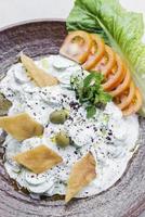 laban iogurte fresco e pepino do médio oriente libanês comidinhas de aperitivo foto